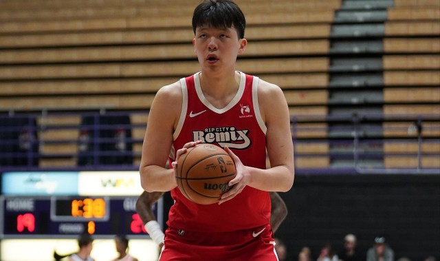 开云-13+7！盖帽全场最高！杨瀚森护筐水平提升，主帅：球星才会被包夹