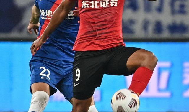 开云体育下载-亚泰大杀器横扫上海滩 连续4场破门冲击金靴