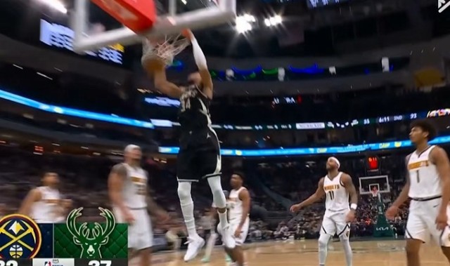 根本拦不住！字母哥写意转身轻松双手暴扣