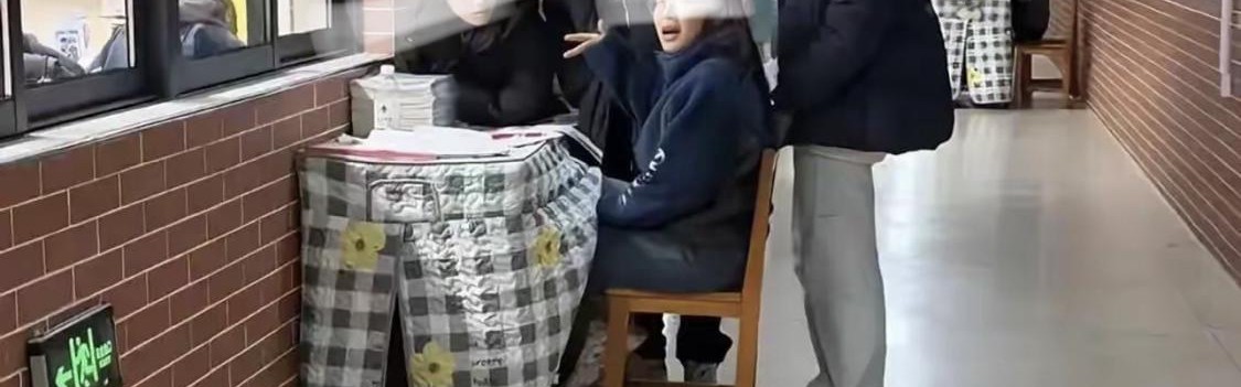 开云体育app-震惊！网传有学校老师冬天坐在教学楼走廊，批改作业并为学生解答