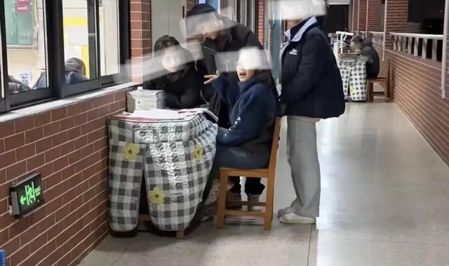 开云体育app-震惊！网传有学校老师冬天坐在教学楼走廊，批改作业并为学生解答